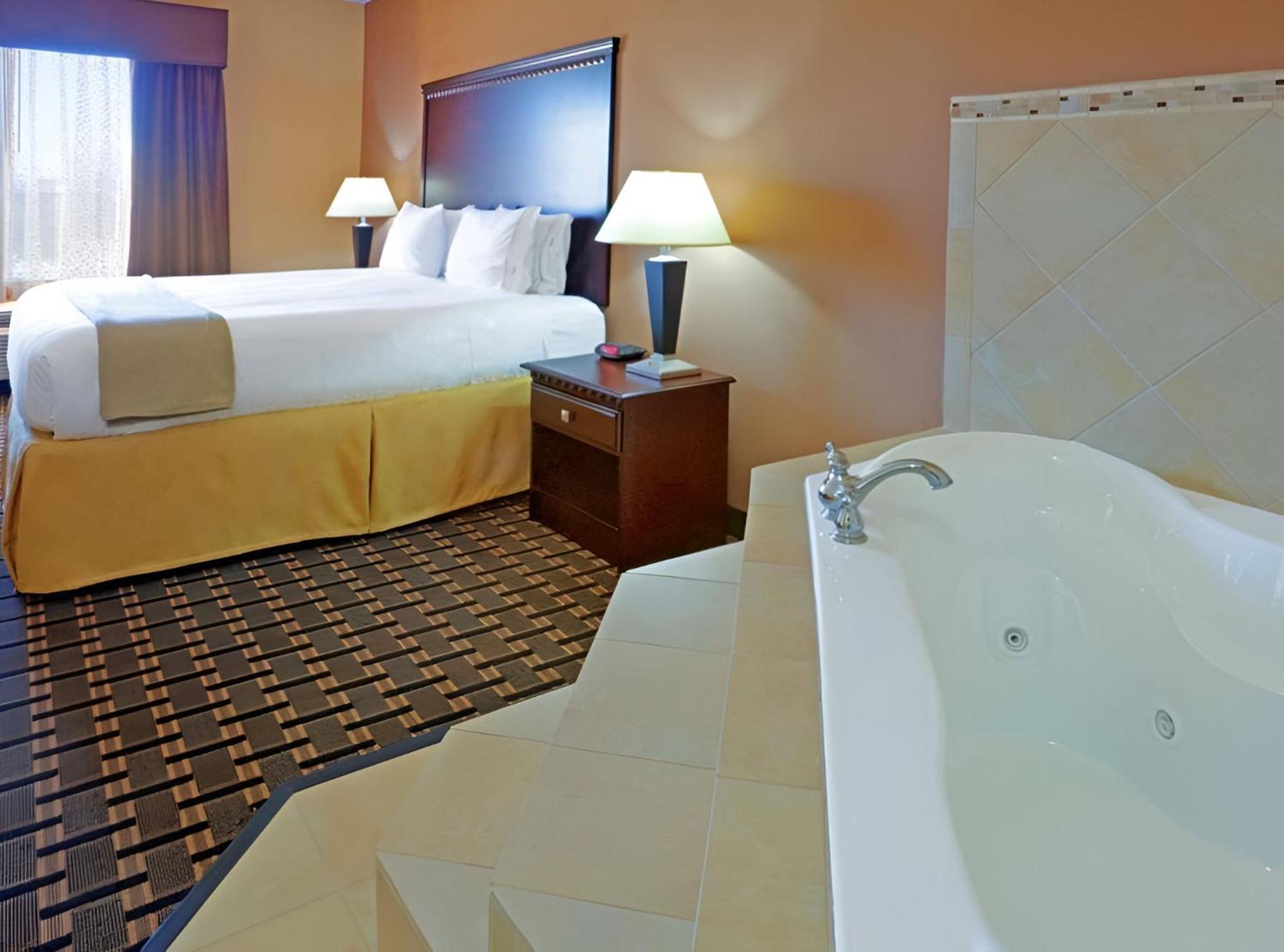 Comfort Inn & Suites Dallas Medical-Market Center Экстерьер фото