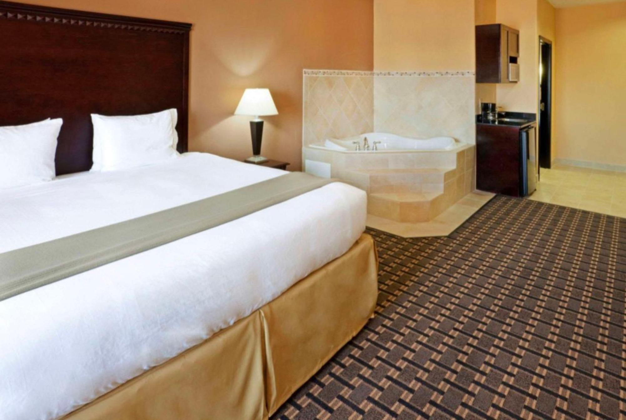 Comfort Inn & Suites Dallas Medical-Market Center Экстерьер фото